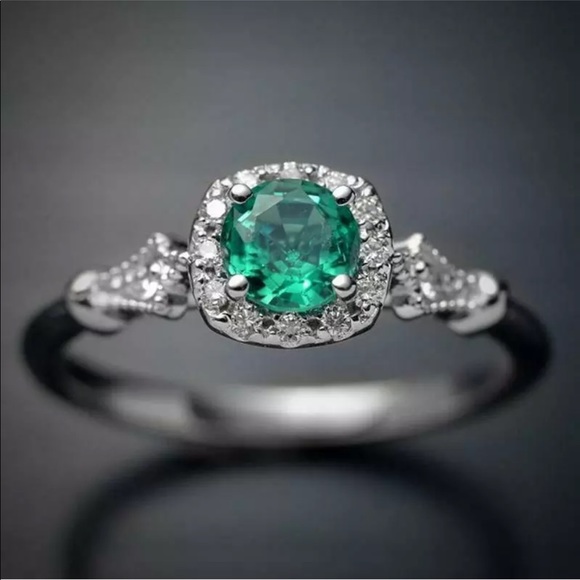 Women’s emerald silver ring - Picture 4 of 5